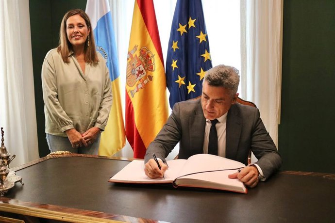 El nuevo fiscal superior de Canarias, Jaime Serrano-Jover González, entrega a la presidenta del Parlamento, Astrid Pérez, el documento que recoge la actividad de la Fiscalía durante 2025
