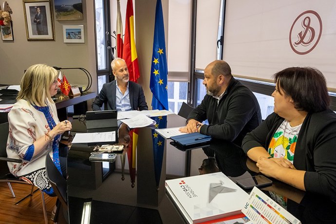 Momento de la reunión celebrada hoy en la sede de la Consejería de Educación