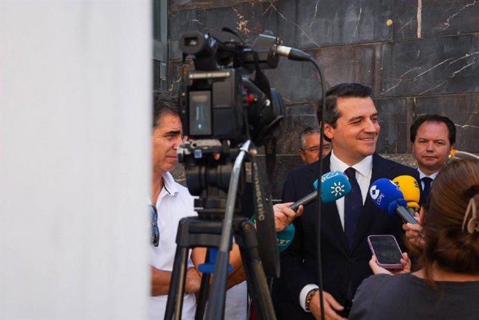 El alcalde de Córdoba, José María Bellido, atiende a los medios.