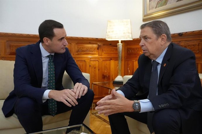 Reunión del ministro de Agricultura, Luis Planas, con el presidente de la Diputación de Jaén, Juan Latorre