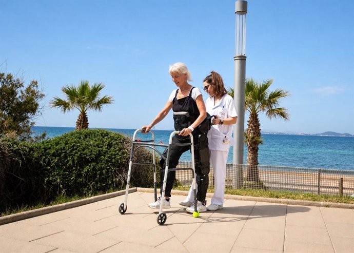 Una paciente con un exoesqueleto de rehabilitación