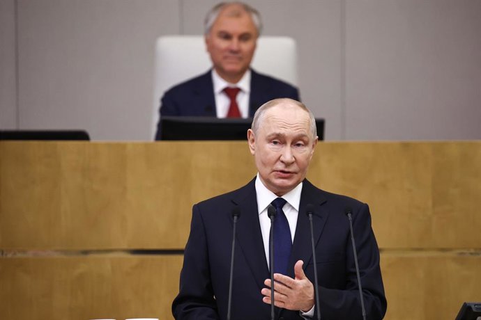 RÚSSIA, MOSCOU – 30 DE SETEMBRO DE 2026: Vladimir Putin, presidente da Rússia, discursa na primeira sessão plenária da Duma Estatal russa da 9ª legislatura, com o presidente da Duma, Vyacheslav Volodin, ao fundo. Imagem: 1139466137, Licença: Direitos gere