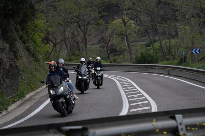Archivo - Varias motos circulan por la carretera.