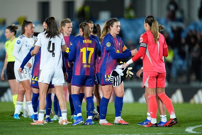 Archivo - Alexia Putellas of FC Barcelona greets Misa Rodriguez of Real Madrid during the Spanish Women League, Liga F, football match played between Real Madrid and FC Barcelona at Alfredo Di Stefano stadium on March 29, 2026, in Valdebebas, Madrid, Spai