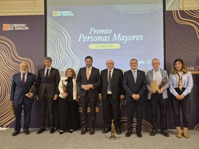 Los premiados, junto al vicepresidente Nolasco, el director general de Mayores, Máximo Ariza; el director general de Desregulación, Raúl López y la directora del IAJ, Patricia Rodríguez, quienes han entregado los Premios.