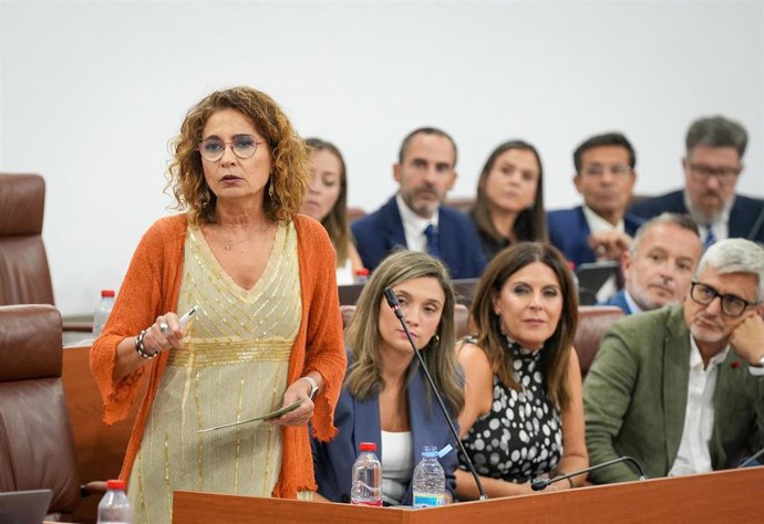 La secretaria general del PSOE-A, María Jesús Montero, pregunta al presidente de la Junta, Juanma Moreno, en la sesión de control al Gobierno andaluz en el Pleno del Parlamento.