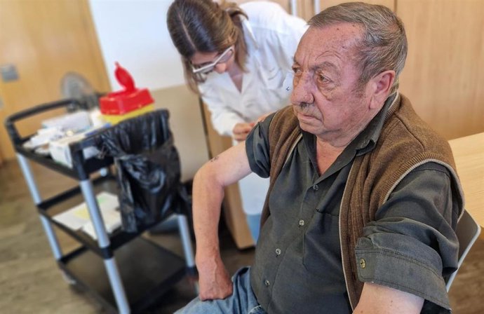 Un hombre recibe una vacuna