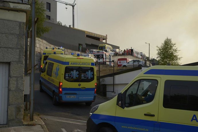 Archivo - Traslado de ancianos de la residencia de mayores de Celeiros por un convoy de ambulancias y turismos de Cruz Roja, a causa del posible peligro por el incendio en Celeiros, a 13 de agosto de 2025, en Chandrexa de Queixa, Ourense, Galicia (España)