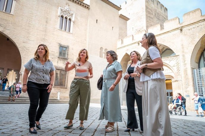 La secretaria general del PSOE Aragón, Pilar Alegría, se ha reunido con FADEMUR.