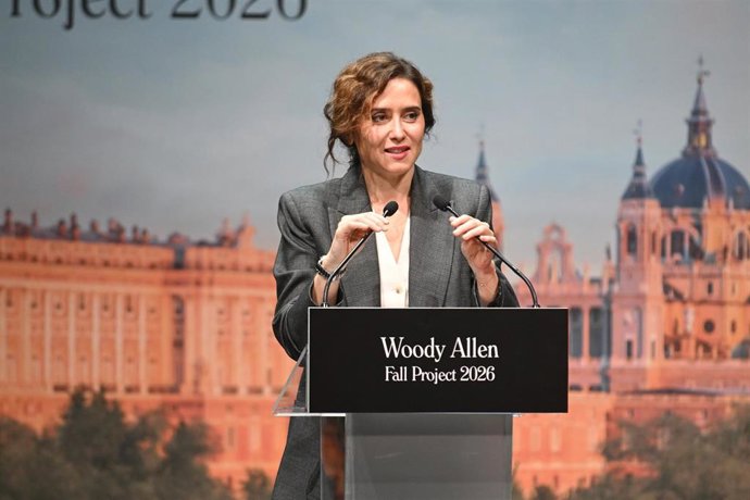 La presidenta de la Comunidad de Madrid, Isabel Díaz Ayuso, durante la rueda de prensa por el rodaje de la nueva película de Woody Allen en la capital española, a 01 de octubre de 2026, en Madrid (España).