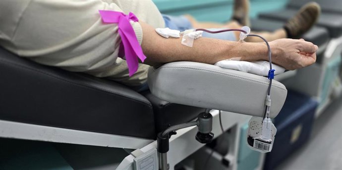 Imagen de una persona realizando una transfusión sanguínea