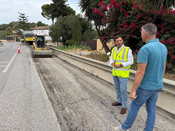 El subdelegado de la Junta de Andalucía en el Campo de Gibraltar, Javier Ros, visitando el inicio de las obras de mantenimiento y mejora del firme de la A-405 en la travesía de Los Ángeles junto al alcalde de Jimena, Francisco González.