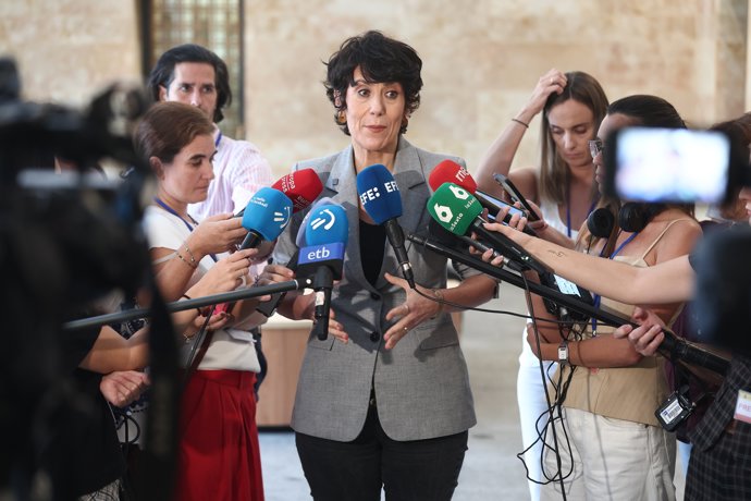 La ministra de Inclusión, Seguridad Social y Migraciones, Elma Saiz, atiende a los medios tras finalizar la primera de las reuniones con las consejeras con competencias en materia migratoria del País Vasco y Castilla-La Mancha, a 1 de octubre de 2026, 