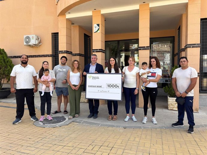 Entrega de cheques bebé en Diezma (Granada) por parte de la diputada de Reto Demográfico de Granada, María Vera.