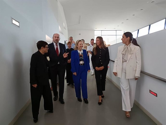 La secretaria de Estado de Defensa, Amparo Valcarce (de azul), antes de participar en la clausura de del 'Defense and Summit by Tech SMES', en LABoral Centro de Arte y Creación Industrial.