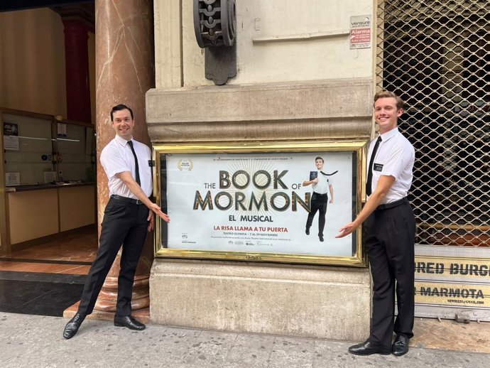 Dos de los actores principales, Nicolás Colomer, que interpreta a Elder Price; y Albert Bolea, que actúa de Elder McKinley.