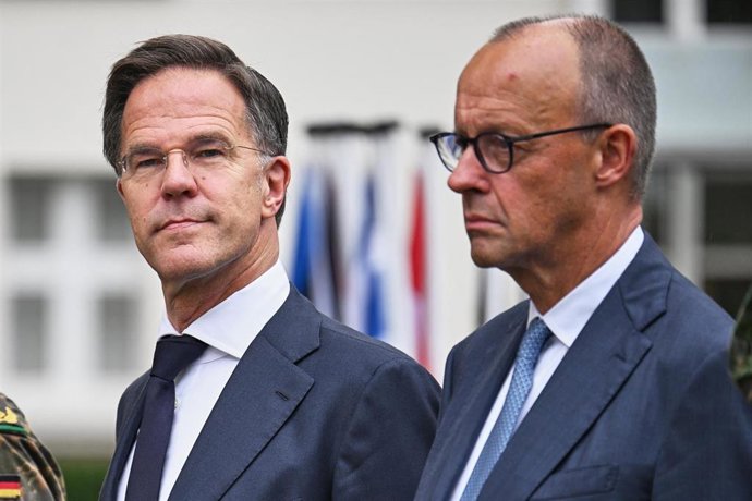 El secretario general de la OTAN, Mark Rutte (izq.), y el canciller alemán, Friedrich Merz, durante una visita al Cuerpo Germano-Neerlandés.