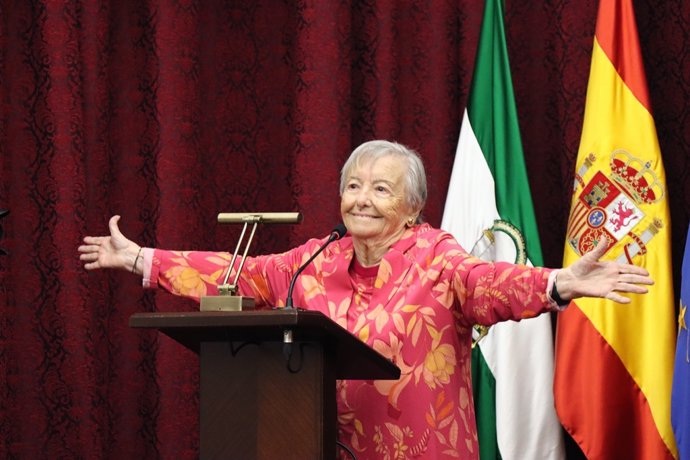 La actriz María Galiana, tras recibir su Premio Alumni honorífico en la Universidad de Sevilla