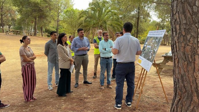 La presidenta de la Confederación Hidrográfica del Guadalquivir (CHG), Gloria Martín Valcárcel, acompañada por el subdelegado del Gobierno de España en Sevilla, Francisco Toscano, y el alcalde del Viso del Alcor (Sevilla), Gabi Santos Morilla.