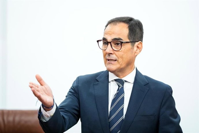 El Consejero de Inteligencia Artificial, Desarrollo Digital y Administración Pública, José Antonio Nieto, en el pleno del Parlamento andaluz.
