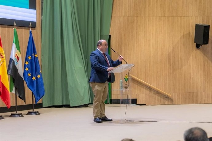 El consejero de Agricultura, Ganadería y Medio Natural, Juan José García, en la inauguración de la Feria Ganadera de Zafra 2026