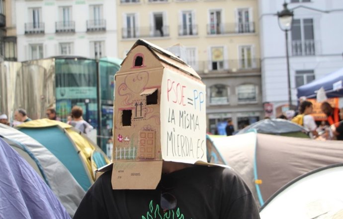 Protestante por el acceso a la vivienda en la Puerta del Sol a 1 de octubre de 2026