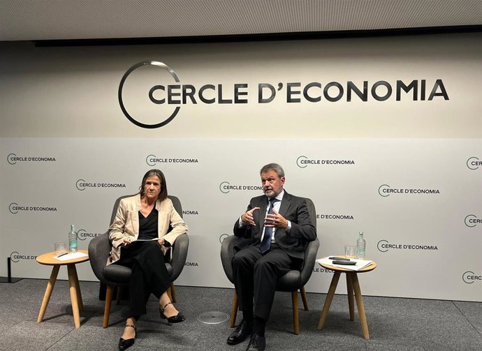 El secretario de Estado de Transportes y Movilidad Sostenible, José Antonio Santano, en un diálogo junto a la presidenta del Cercle d’Economia, Teresa Garcia-Milà