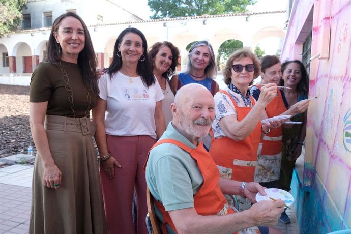 Imagen de integrantes del proyecto 'Voces que acompañan: envejecimiento activo y vínculos solidarios', de Fundación Unicaja y la Asociación Solidarios para el Desarrollo.