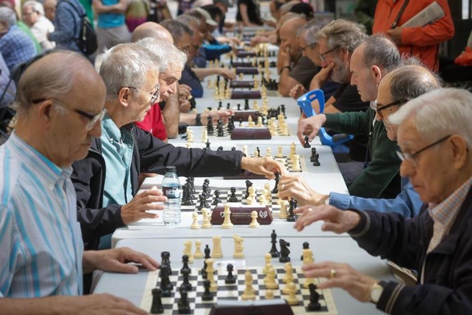 Celebración del Día Internacional de las Personas Mayores con más de 150 juegadores en un gran torneo de ajedrez en el Paseo de la Independencia