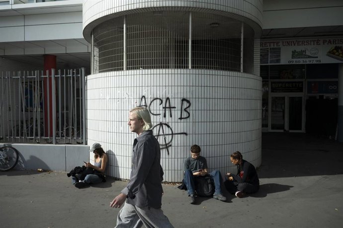 Unos estudiantes se sientan frente a la Universidad París 8 durante una movilización estudiantil en Saint-Denis, al norte de París, el 1 de octubre de 2026.