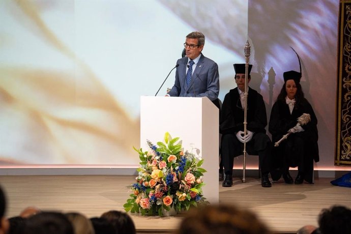 El consejero de Universidad, Industria, Energía e Innovación, Jorge Paradela, en la apertura del curso académico 2026/2027 de la Universidad de Cádiz (UCA) en el campus de Jerez de la Frontera (Cádiz)