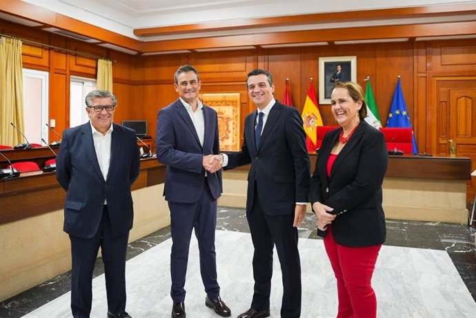 El alcalde de Córdoba, José María Bellido; el CEO de LPS Group, Sergio Lara; la presidenta del Instituto Municipal de Desarrollo Económico y Empleo (Imdeec), Blanca Torrent, y el director de Desarrollo de Negocios, Mariano Lamo.