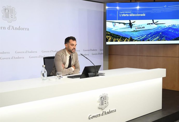 David Forné durant la presentació de la nova concessió de rutes aèries