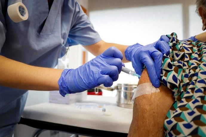 Archivo - Sanidad insiste en la importancia de vacunarse de gripe y Covid-19