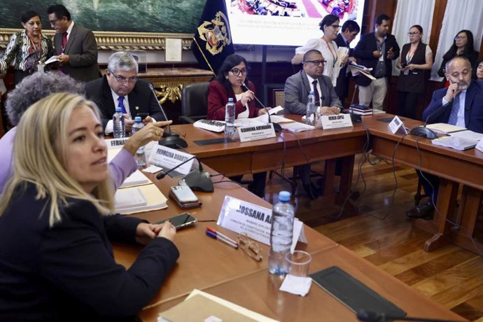 Perú.- Diputados: Comisión de Constitución seguirá mañana debate de dictamen sobre facultades