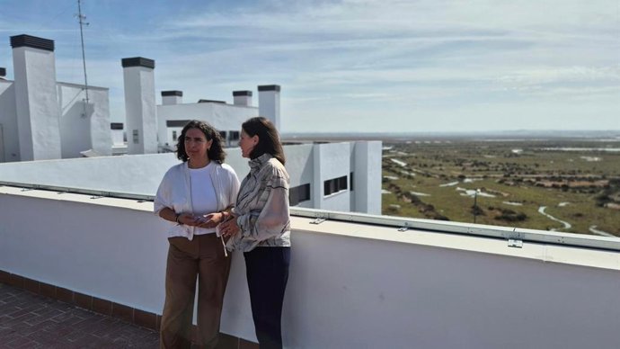 Carmen Sánchez y Patricia Cavada en la nueva promoción de viviendas construidas en San Fernando.