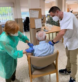 Un hombre recibe la vacuna contra la gripe en Málaga.