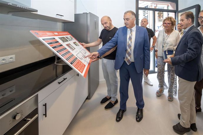 El consejero Roberto Media, durante la inauguración de tres viviendas públicas de alquiler asequible en Laredo
