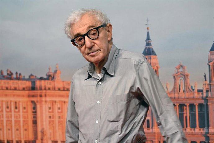 El director Woody Allen posa en el photocall durante la presentación del rodaje de su nueva película, el cual tendrá lugar en la capital española, a 01 de octubre de 2026, en Madrid (España).