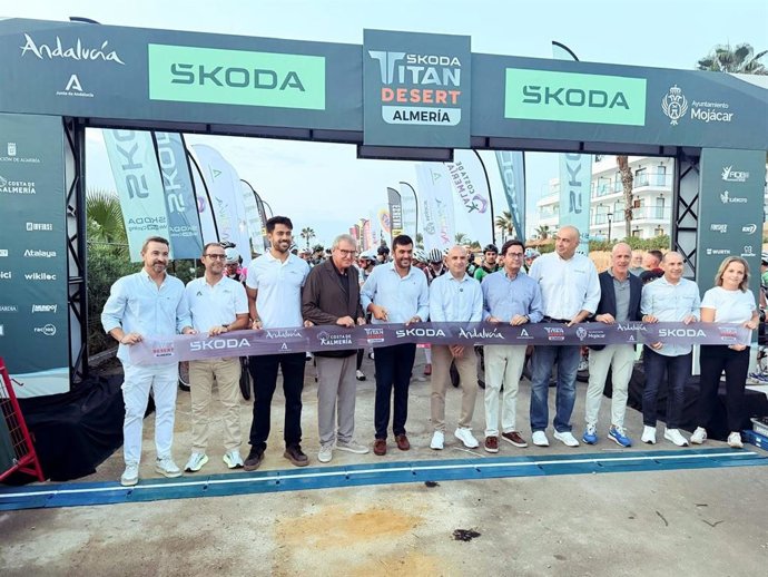 Representantes institucionales y de la organización, durante la salida de la primera etapa de la Skoda Titan Desert Almería en Mojácar.