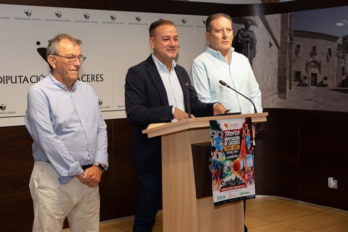 El diputado de Deportes de la diputación cacereña, Pablo Miguel López, acompañado del presidente de la Federación Extremeña de Baloncesto, Martín Fariñas, y del vicepresidente de la Real Federación Extremeña de Fútbol, Juan Carlos Jiménez