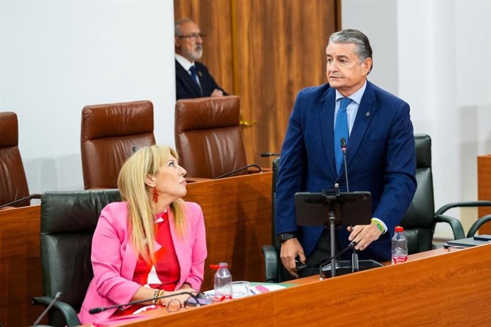 El vicepresidente primero y consejero de Presidencia, Sanidad y Emergencias, Antonio Sanz, en el pleno del Parlamento del 1 de octubre de 2026.