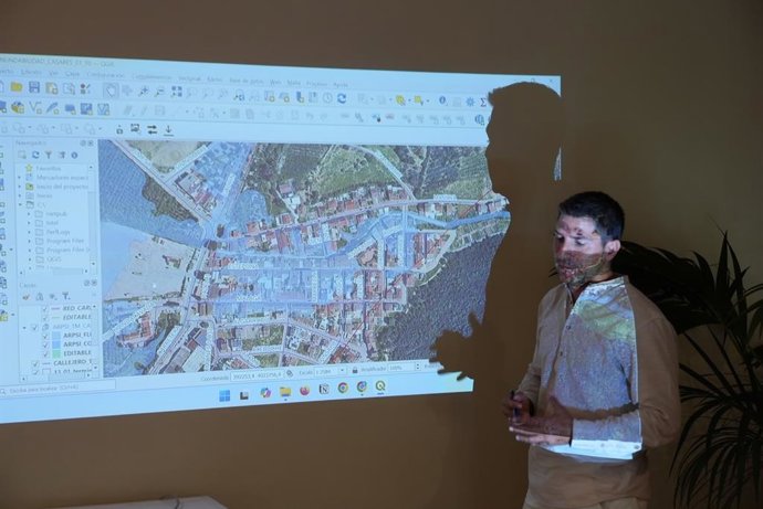 El alcalde de Casares en un encuentro técnico sobre el plan de inundabilidad.