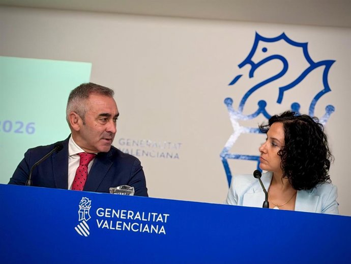 El portaveu del Consell, Miguel Barrachina, i la consellera de Servicis Socials, Família i Infància, Elena Albalat, en la roda de premsa després del ple del Consell d'este dijous