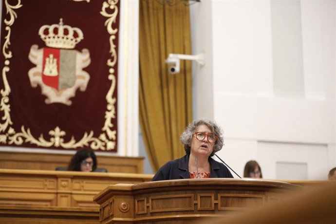 La consejera de Desarrollo Sostenible de Castilla-La Mancha, Mercedes Gómez, durante su intervención en el Pleno de las Cortes de Castilla-La Mancha.