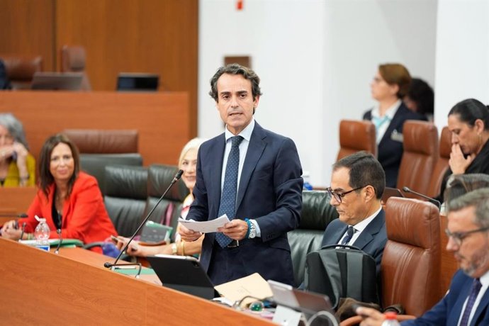 El consejero de Fomento, Mario Muñoz-Atanet, en el pleno del Parlamento andaluz del 1 de octubre de 2026.