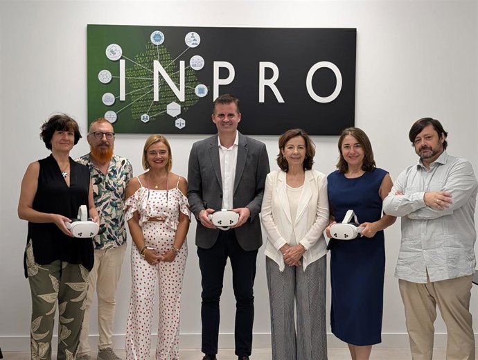 Foto de familia con las gafas virtuales que permiten experiencias inmersivas para recorrer los castillos de Alanís, Constantina y La Puebla de los Infantes, en un proyecto desarrollado por Inpro