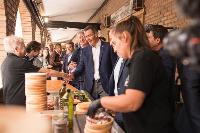 El presidente del Gobierno, Pedro Sánchez, durante una visita a la 63ª edición de la Fiesta del Marisco, a 1 de octubre de 2026, O Grove, Pontevedra