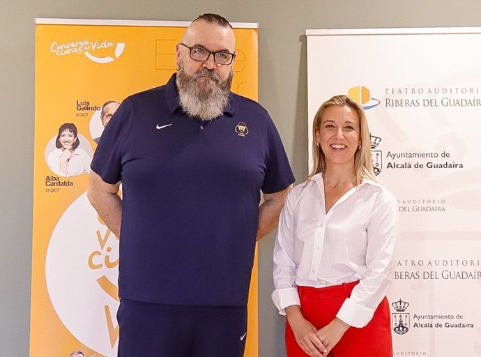 El filósofo y profesor David Pastor Vico con la alcaldesa, Isabel Jiménez