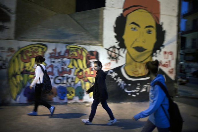 Archivo - February 25, 2013, Cairo, Cairo, Egypt: Young women walk in the streets behind Tahrir square, in Cairo, February 25, 2013. The streets around Tahrir square are turned into a revolutionary  graffiti gallery commemorating martyrs, and riffing off 
